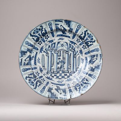 assiette bleue et blanche ornée d'un motif sur le côté