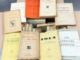 un grand nombre de livres posés sur une table
