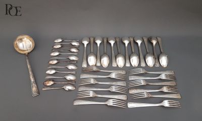 de nombreuses cuillères et fourchettes disposées sur la table