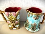 deux vases posés sur une table
