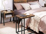 un lit avec une tête de lit en bois et une table sur laquelle est posée une lampe