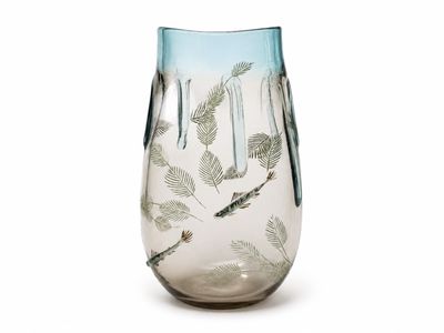 un vase en verre orné d'un motif de poisson