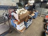 une grande pile de cartons empilés les uns sur les autres sur un chariot dans un entrepôt