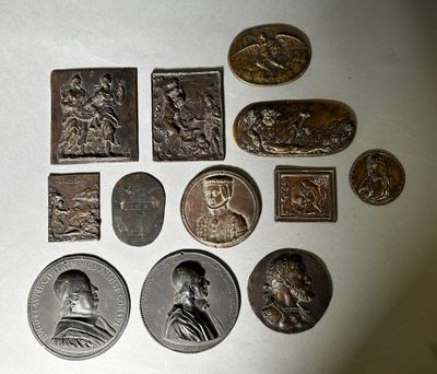 un lot de pièces de monnaie posées sur une table