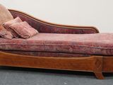 une photo d'une chaise longue dans un salon