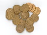une pile de pièces d'or sur une surface blanche