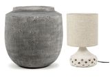 une lampe et un vase posés l'un à côté de l'autre