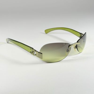 des lunettes de soleil posées sur une table blanche, avec un fond blanc et un arrière-plan blanc