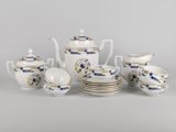 une image représentant un ensemble d'assiettes et de tasses bleues et blanches