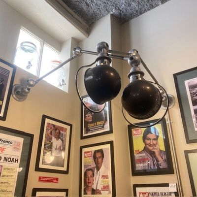 deux lampes suspendues au plafond d'un restaurant