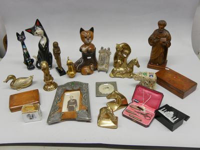 un grand nombre d'objets posés sur une table