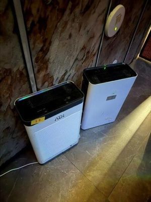 deux poubelles posées l'une à côté de l'autre sur le sol