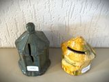 deux figurines en céramique posées l'une à côté de l'autre sur une table