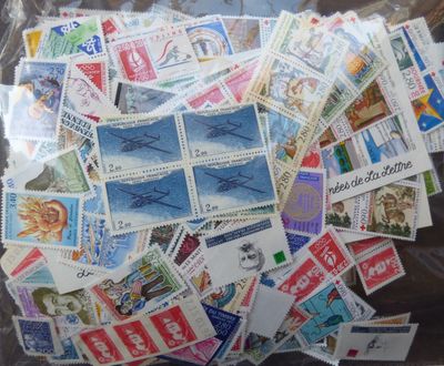 un sac rempli de timbres posé sur une table