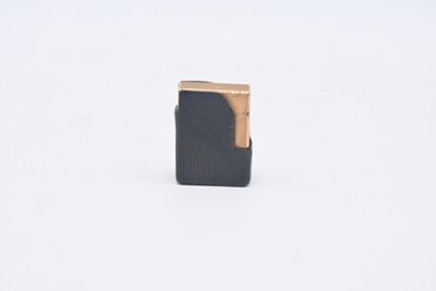 un briquet posé par terre dans la neige