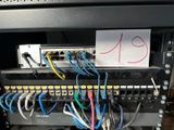 une image montrant un enchevêtrement de câbles dans une armoire