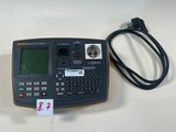 une image représentant une calculatrice posée sur une table blanche