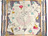 un foulard carré orné d'une carte de Paris