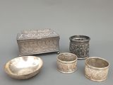 trois pièces d'argenterie, à savoir une boîte, un bol et une cuillère