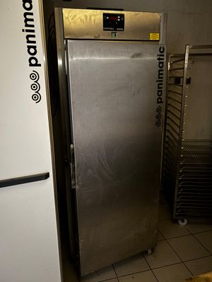 un réfrigérateur dans une cuisine où il y a beaucoup de nourriture
