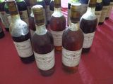 de nombreuses bouteilles de vin posées sur une nappe rouge