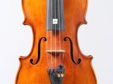 gros plan d'un violon avec un archet sur fond blanc