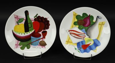 paire d'assiettes ornées de fruits et de légumes peints sur fond noir