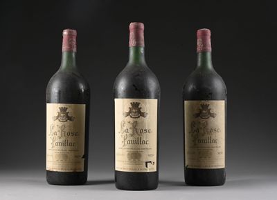 trois bouteilles de vin sont alignées sur une table