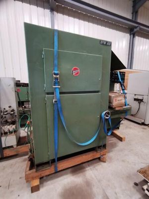 une machine installée dans un bâtiment, à laquelle est raccordé un tuyau