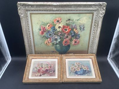 deux photos encadrées de fleurs dans un vase sur une table