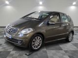 la classe b de la mercedes est garée sur un sol en damier