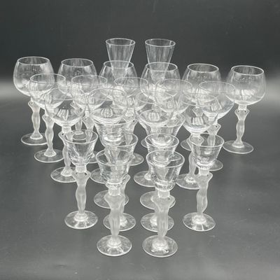 un grand nombre de verres à vin posés sur une table