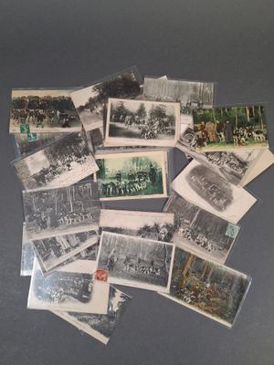 beaucoup de vieilles photos en noir et blanc sur la table