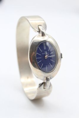 une photo d'une montre-bracelet argentée avec un cadran bleu
