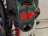 a vacuum that is sitting on the floor next to a bucket