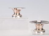 deux vases en argent posés sur une étagère transparente