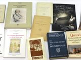 un grand nombre de livres posés sur une table