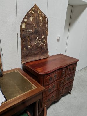 une petite table avec un livre dessus et une chaise à côté