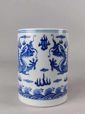 tasse en porcelaine bleue et blanche ornée d'un motif de dragon