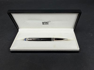 un gros plan d'un stylo dans une boîte posée sur une table