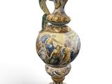 un vase surmonté d'un oiseau