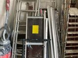 un tas d'objets divers entassés dans une pièce