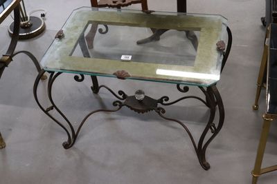 Petite table basse en fer forgé, les 4 pieds réunis par une …