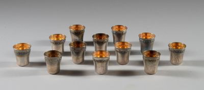 un ensemble de vases en argent posés sur une table