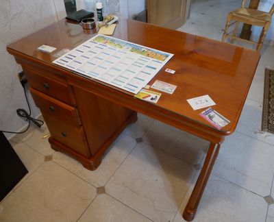 un bureau en bois sur lequel est posé un calendrier