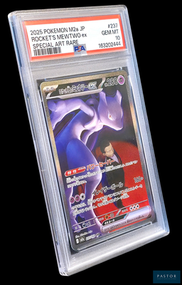 La carte Pokémon se trouve dans un étui en plastique transparent sur fond noir.