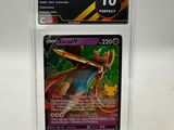 La carte Pokémon se trouve dans un étui en plastique transparent posé sur une surface blanche.