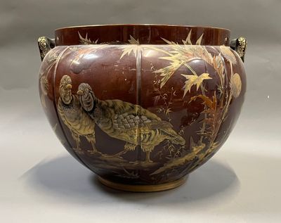 un grand vase orné d'un motif représentant un oiseau
