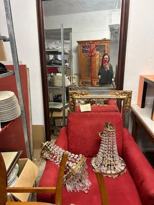 un canapé rouge et un fauteuil rouge dans une pièce où se trouve un miroir