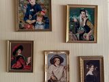 quatre tableaux accrochés au mur d'une pièce où sont accrochés des tableaux